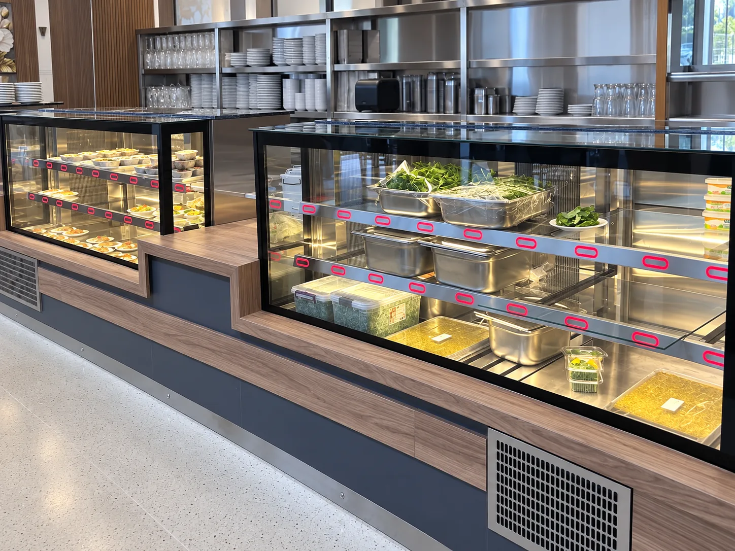 Meze ve salata teşhir reyonunun düzenlenmiş görünümü