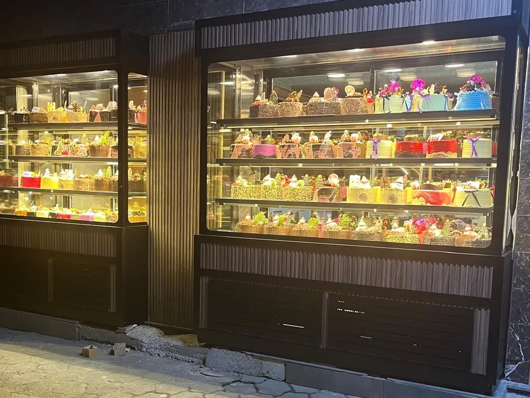 Pastane cephesinde aydınlatılmış iki vitrin