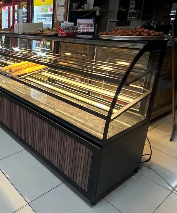 Pastane içindeki bombe camlı teşhir reyonu